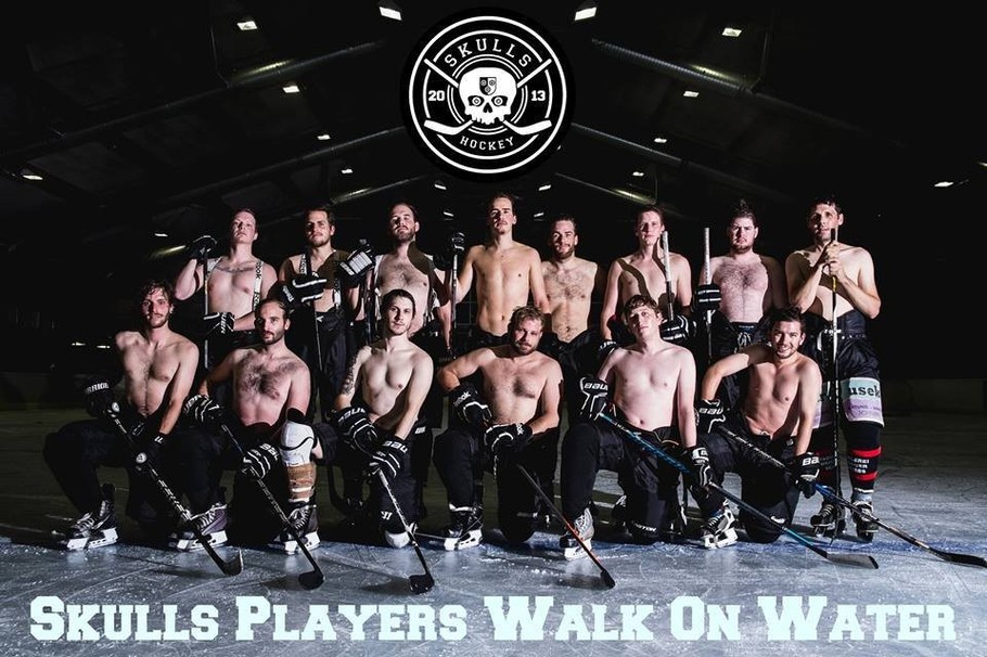 Teamfoto mit nacktem Oberkörper